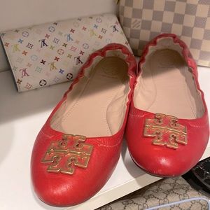Tory Burch Red Flats Gold 9M womens